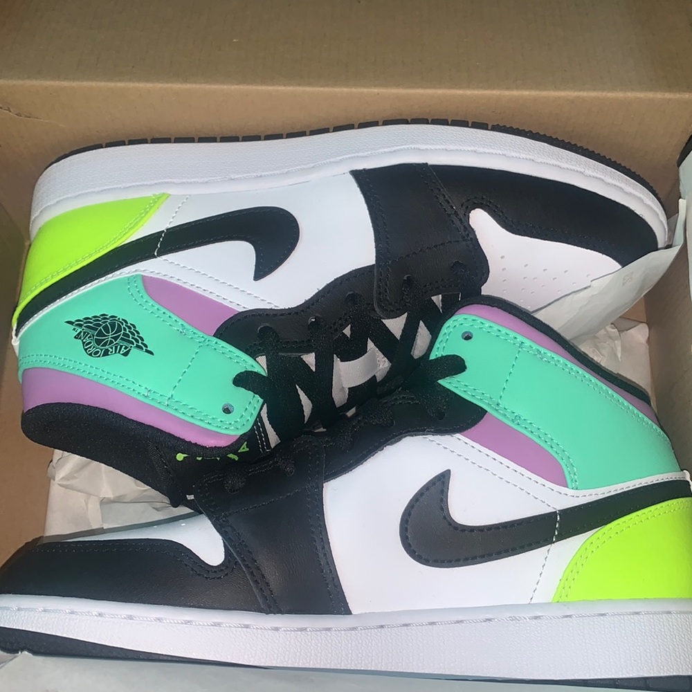 Jordan 1 mid, size 7 in women (5.5Y)